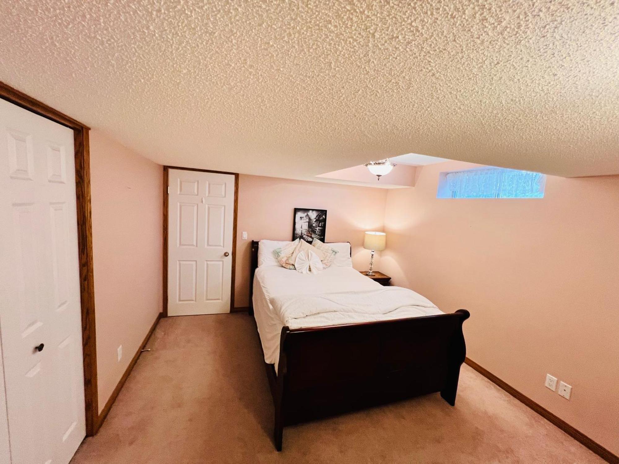 A Classic Homely Basement Suite! Chestermere Exterior foto